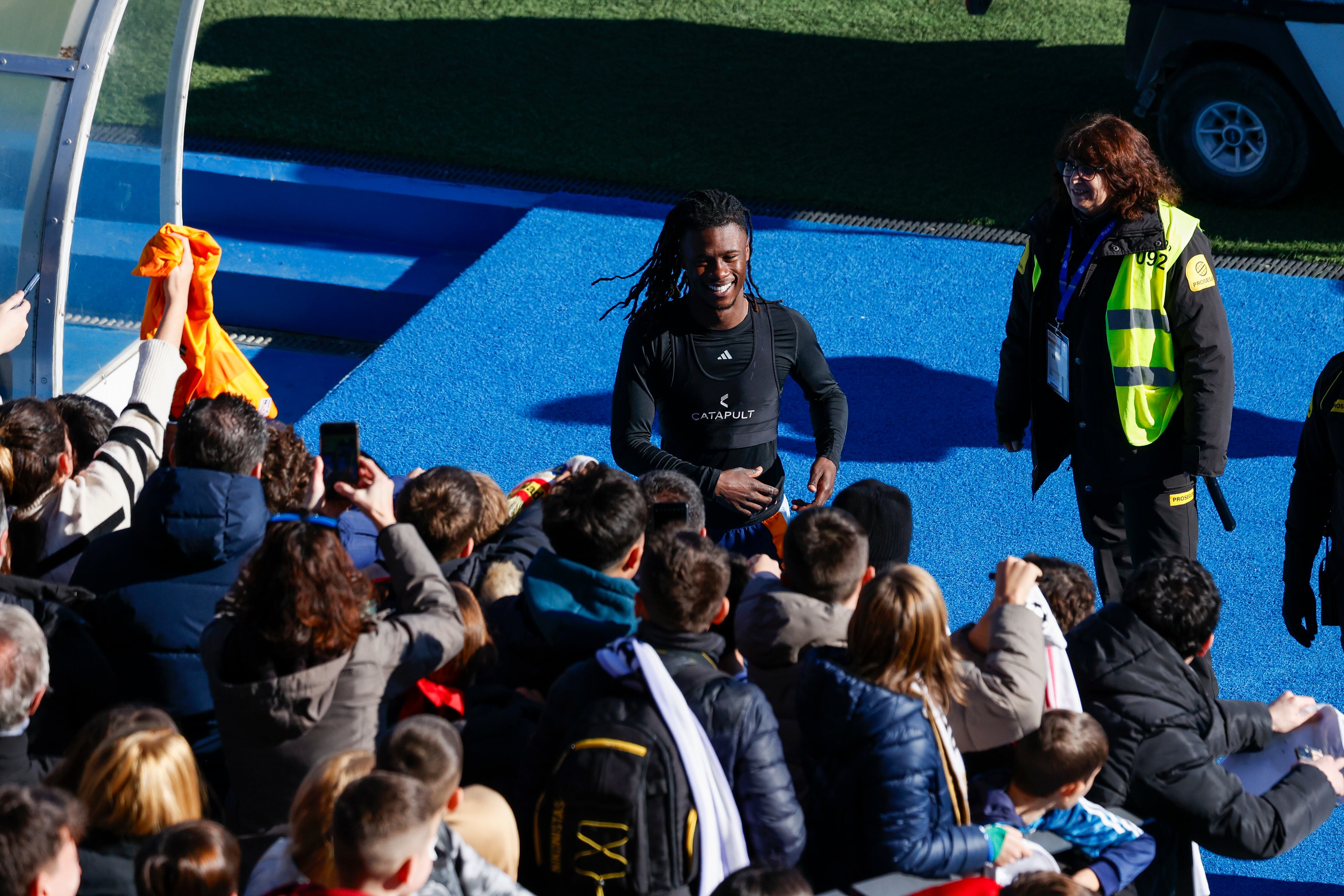 Al finalizar el entrenamiento, los jugadores del Real Madrid se unieron a la afición reunida en Di Stéfano, un día especial de solidaridad para los aficionados del Real Madrid.