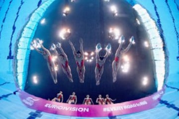 La imagen tomada desde dentro de la piscina, en el momento en que el equipo ruso de nataci車n sincronizada entra en la piscina. La verdad es que llama la atenci車n.