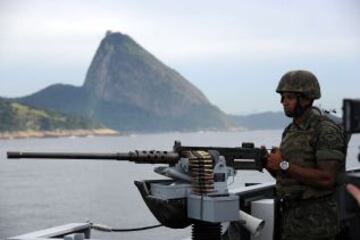 Barcos de la Armada de Brasil participa en un simulacro de ataque terrorista como parte de las medidas de seguridad para la próxima Copa FIFA Confederaciones, la Jornada Mundial de la Juventud, la Copa Mundial de la FIFA 2014 y los Juegos Olímpicos de 2016, frente a una playa de Copacabana en Río de Janeiro