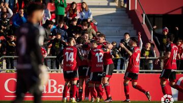 Los jugadores del Mirandés celebran el primer gol de Raúl.