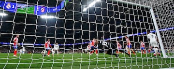 2-1. Brahim Daz recibe el baln dentro del rea, encara a Jos Mara Gimnez, se va y finaliza con un disparo raso al palo largo de Jan Oblak para marcar el segundo.