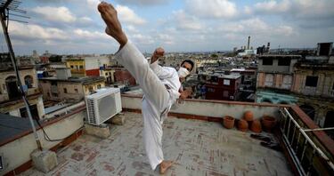 Artes marciales en una terraza de La Habana