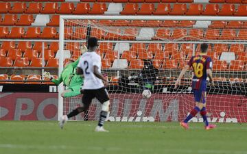 2-3. Carlos Soler marca el segundo gol.