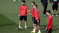 Los jugadores del Real Madrid durante el entrenamiento, previo al partido de Liga de Campeones frente al Ajax, en la Ciudad deportiva del Real Madrid en Valdebebas.