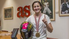 Ana Carrasco posa con su casco, su medalla y su t&iacute;tulo de campe&oacute;n.