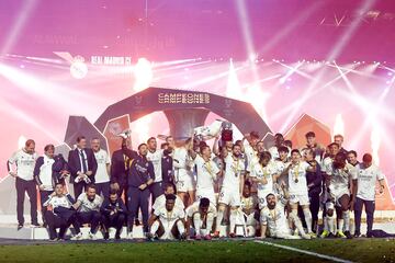Nacho levanta el trofeo de campeones de la Supercopa de Espa?a.