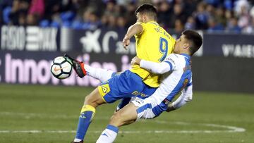 GRAF8949. LEGANÉS (MADRID), 24/02/2018.- El delantero argentino de Las Palmas Jonathan Calleri (I) protege el balón ante Bustinza, del Leganés, durante el partido de Liga en Primera División que están disputando esta tar