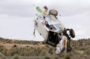 Impresionante accidente de Juan Manuel Silva y su copiloto Pablo Sisterna, en el que su Mercedes dio varias vueltas de campana durante la séptima etapa del Dakar.