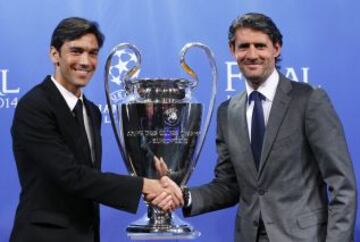 El Chelsea será el rival del Atlético de Madrid en semifinales de Champions. Paulo Ferreira, representante del equipo inglés, posa junto a Jose Luis Pérez Caminero.