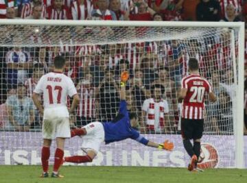 3-1. Aduriz anotó el tercer tanto del Athletic con Iborra debajo de la porteria del Sevilla. 