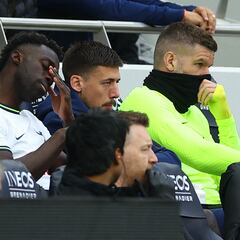Davinson falla y la hinchada de Tottenham le suelta la mano