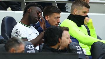 Davinson falla y la hinchada de Tottenham le suelta la mano