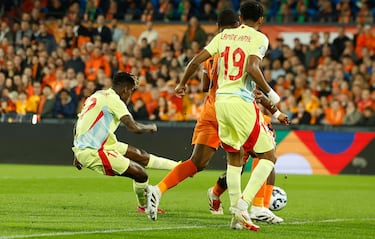 0-1. Recuperación de España al borde del área de Países Bajos, Pedri asiste a Nico Williams que se gira sobre su marcador y suelta un disparo con la izquierda para batir a Bart Verbruggen.