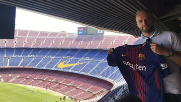 La foto de Ryan McLaughlin anunciando su fichaje &#039;fake&#039; por el Barcelona.