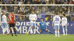 Los jugadores del Real Zaragoza se lamentan tras el primer gol del Mallorca a los seis minutos de juego.