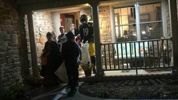 El wide receiver de Pittsburgh fue visto la nocha del 31 de octubre regalando dulces usando la indumentaria para los juegos de local de los Steelers.