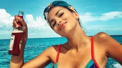 La actriz Sara S&aacute;lamo durante sus vacaciones de verano 2018 con Isco Alarc&oacute;n en las Bahamas posando en bikini y con una cerveza con la que brinda por su medio mill&oacute;n de seguidores en Instagram.