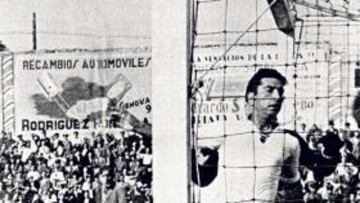 <b>ROZARON LA SORPRESA.</b> Marzá, Corona e Ipiña no pudieron evitar el primer gol de Pineda.