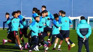 Los jugadores del FC Barcelona observados por el entrenador Xavi Hern¨¢ndez (d) durante el entrenamiento del equipo en la ciudad deportiva Joan Gamper para preparar el partido de Copa del Rey ante el Ceuta.