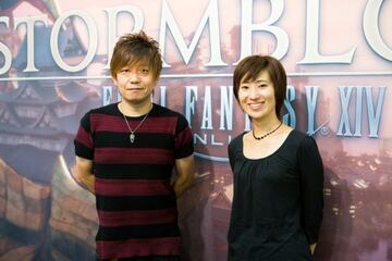 Naoki Yoshida (izquierda) y Natsuko Ishikawa (derecha), la exitosa guionista de Shadowbringers y responsable de la trama de Endwalker.