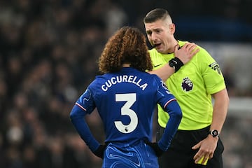 Marc Cucurella, jugador del Chelsea, y Robert Jones, rbitro del partido ante el Bournemouth.