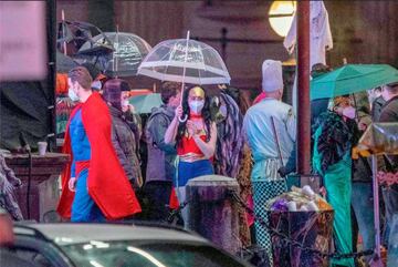 El rodaje nocturno de 'The Batman' ambientado en una fiesta de Halloween al aire libre. Liverpool, 17 de octubre de 2020.