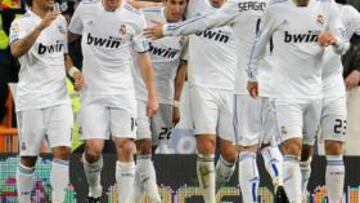 <b>SOLVENCIA. </b>Los jugadores del Madrid celebran el gol de Di María frente al Málaga.