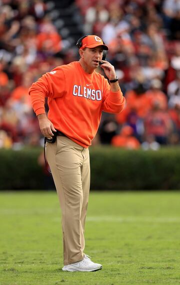 Coach de Clemson de la FBS de la NCAA. Ingresos: $9.3 millones de dólares.