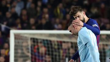 Gerard Piqué consuela a Iago Aspas tras lesionarse el delantero del Celta en el Camp Nou.
