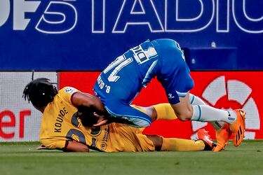 Jules Koundé y Brian Olivan luchan en el césped del RCD Stadium.