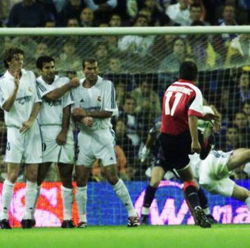 LA FOTO. El día que Cuauhtémoc le hizo un golazo de tiro libre al Madrid de Iker Casillas. En la barrera: Figo y Zidane 