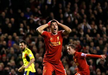 El uruguayo terminó saliendo de Anfield, sí, pero una temporada más tarde (la 2014/2015) y a un club diferente (el FC Barcelona) del que estaba previsto. "El año pasado tuve la oportunidad de marcharme, pero me quedé con la condición de que, si no lográbamos la clasificación para la Champions League, me dejarían ir", relevó Luis Suárez a la prensa inglesa. El Liverpool no consiguió su pase para la máxima competición continental, pero los ‘Reds’ rechazaron las dos ofertas del Arsenal, la última superior a los 40 millones de libras.