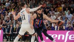 Nikola Mirotic trata de superar a Mario Hezonja durante el segundo partido de la final de la Liga Endesa de baloncesto.