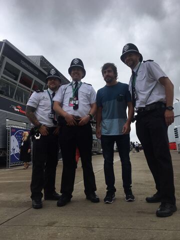 Fernando Alonso posa junto a unos Bobbies en el circuito de Silverstone.