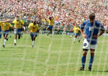 Roberto Baggio se lamenta tras errar un penalti en la victoria de la selecci¨®n brasile?a en la final de la Copa del Mundo de 1994.