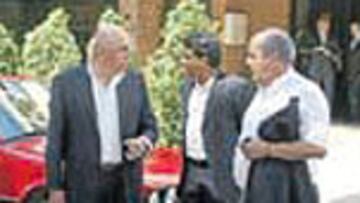 El agente de Ronaldinho con el presidente del MIlán