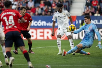 Courtois sac esta mano a remate de un jugador osasunista.