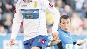 <b>BIGOLEADOR. </b>Diego Milito hizo dos tantos. En la imagen, marca el 4-0 tras superar a Doblas.