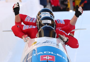 El equipo suizo, durante su participación en el campeonato mundial de bobsleigh que se disputa en St. Moritz (Suiza).
Este es deporte donde los pilotos recorren una pista estrecha y sinuosa tallada en el hielo en una carrera contra el crono sobre trineos. Aunque no lo parezca, cada uno de los cuatro hombres de la imagen tiene dos brazos y una cabeza. 