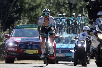 El ciclista kazajo se impuso en meta tras liderar un grupo de escapados que le disputó el triunfo de etapa en el cuál también destacó el español Jesús Herrada que acabó segundo.