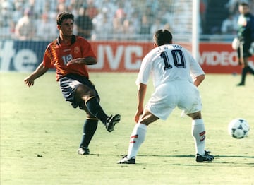 11 tarjetas en total, todas amarillas en 54 partidos.