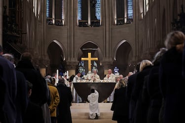 El arzobispo de París, Laurent Ulrich, asiste a la misa inaugural en la Catedral de Notre-Dame de París.