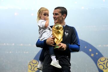 Antoine Griezmann celebra la victoria con su hija Mia.