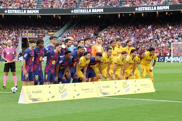 Ambos onces han posado con un cartel que promociona la salida del Tour de Francia 2026 desde Barcelona. 