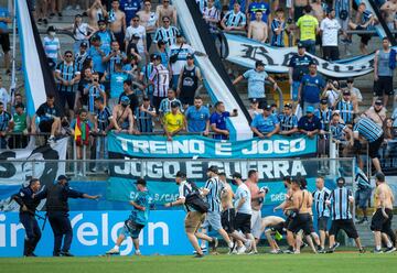 Los radicales del Gremio saltaron al terreno de juego durante el encuentro frente a la Sociedade Esportiva Palmeiras. Los asaltantes destrozaron el VAR como protesta de la derrota. 