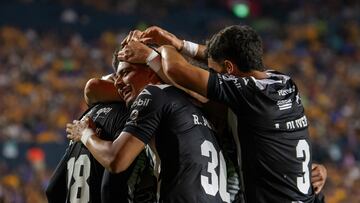 Jugadores del Necaxa festejan un gol en contra de Tigres.