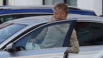 Daniel Wass en su coche. 