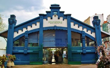 Entre astilleros y pescadores, a pocos metros de las frías aguas del Atlántico encontramos el mercado de la Magdalena, uno de los lugares más concurridos de Ferrol. Un mercado de alimentación, donde se pueden adquirir todo tipo de productos frescos y perecederos, pero curiosamente no hay puestos de pescado. Y es que como ocurre en toda Galicia, el pescado y el marisco son el producto estrella de estas tierras, que se merecen ser vendidos en un lugar especial. Así pues, aquellos que deseen tener en la mesa de Navidad unas buenas gambas, unos bogavantes o percebes tendrán que cruzar la calle para encontrar el edificio de la Pescadería, un bonito edificio de estilo modernista donde se pueden comprar los mejores pescados y mariscos a un excelente precio.
Precio medio de la cesta de la compra: 41,93 €
Puestos de venta disponibles: 30