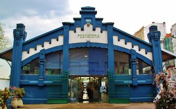 Entre astilleros y pescadores, a pocos metros de las frías aguas del Atlántico encontramos el mercado de la Magdalena, uno de los lugares más concurridos de Ferrol. Un mercado de alimentación, donde se pueden adquirir todo tipo de productos frescos y perecederos, pero curiosamente no hay puestos de pescado. Y es que como ocurre en toda Galicia, el pescado y el marisco son el producto estrella de estas tierras, que se merecen ser vendidos en un lugar especial. Así pues, aquellos que deseen tener en la mesa de Navidad unas buenas gambas, unos bogavantes o percebes tendrán que cruzar la calle para encontrar el edificio de la Pescadería, un bonito edificio de estilo modernista donde se pueden comprar los mejores pescados y mariscos a un excelente precio.

Precio medio de la cesta de la compra: 41,93 €
Puestos de venta disponibles: 30