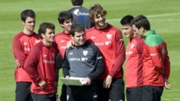 SAVIA NUEVA. Morán y Aketxe, a la izquierda, asisten a la explicación de un ejercicio con Quiroga, San José, Llorente, Isma y Castillo.